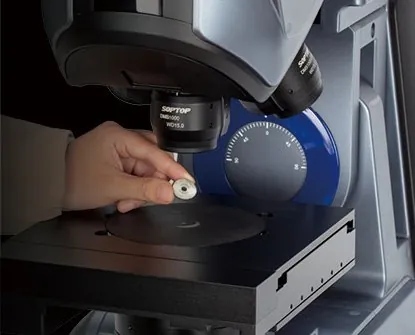 Placing a sample under the DMS1000 objective